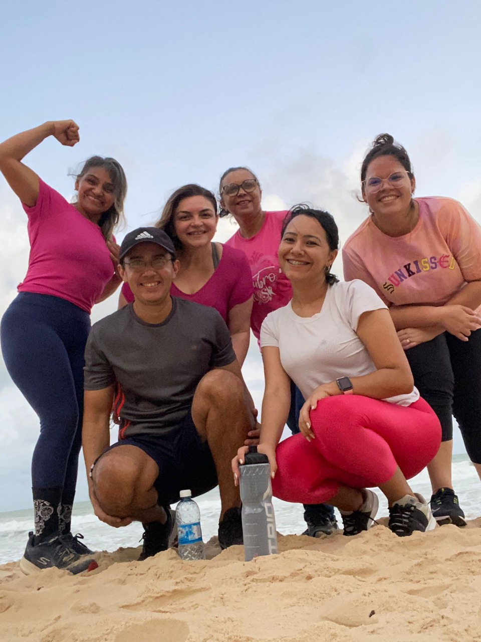 Colaboradores realizam caminhada simbólica em alusão a campanha Outubro Rosa