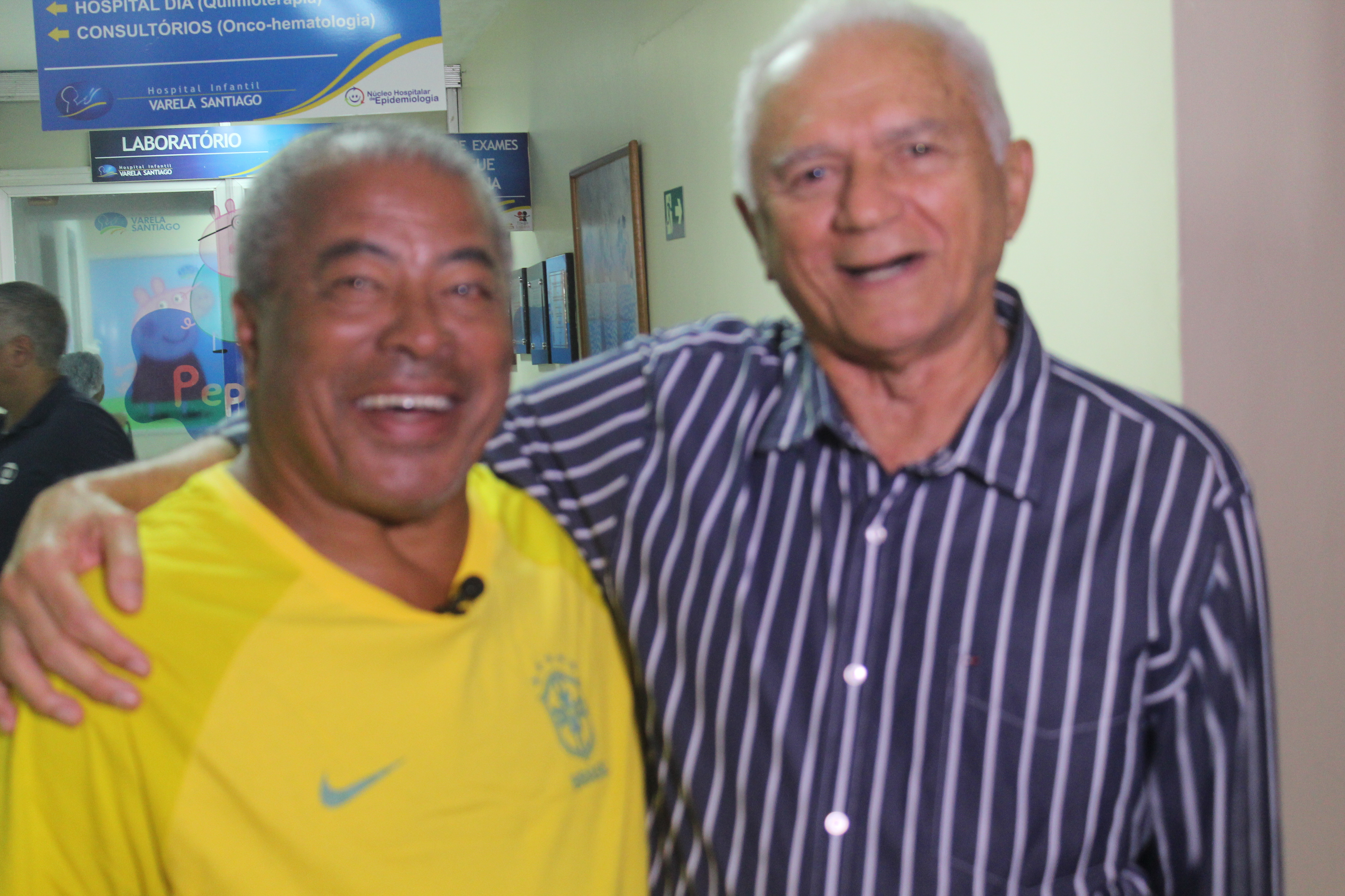 Varela Santiago recebe camisa autografada da seleção brasileira de futebol